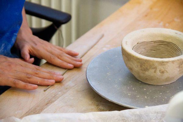 Eine Mitarbeiterin der Keramik formt eine spezielle Schale